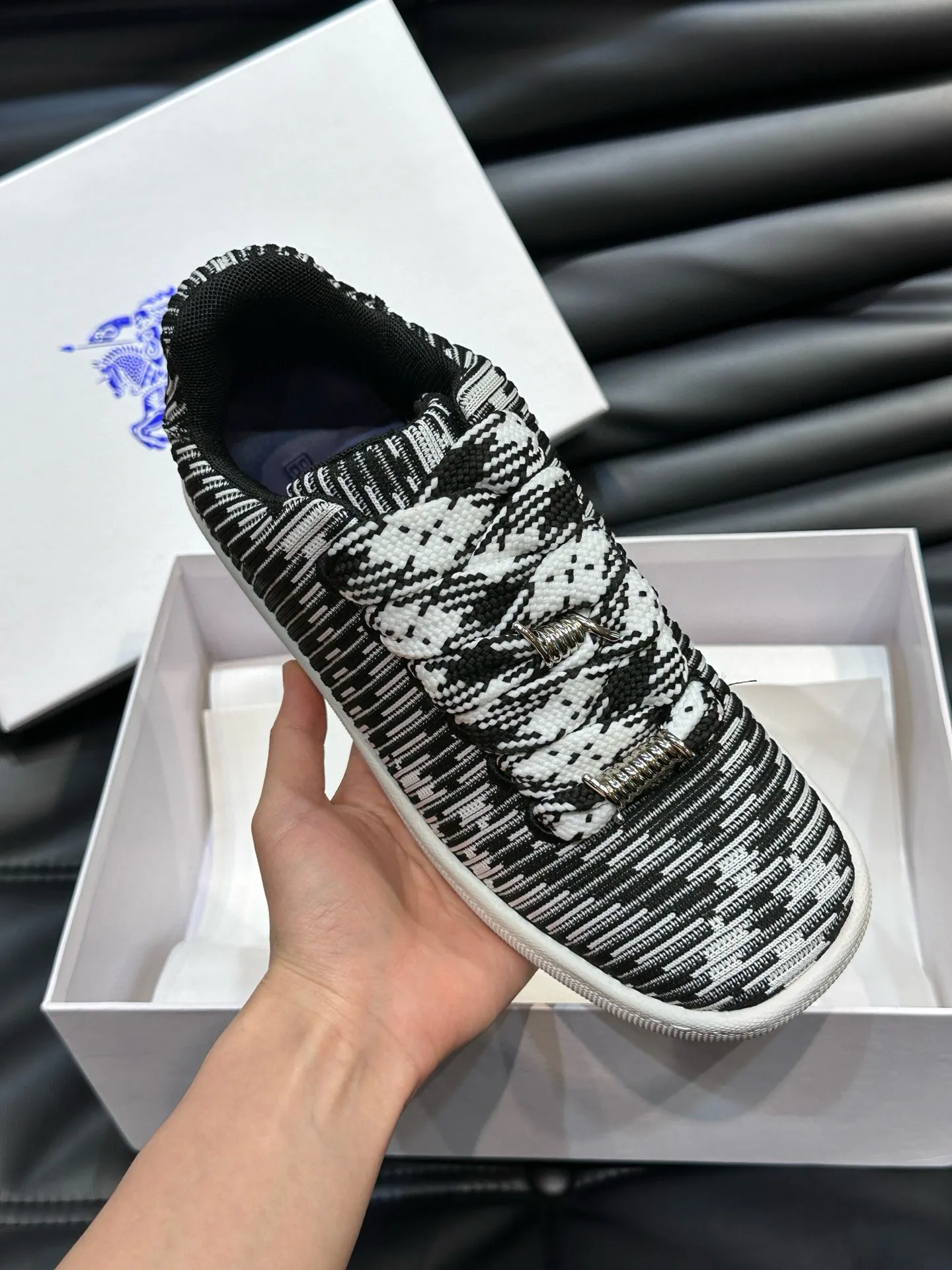 Factory price: 458💰Burberry Box series👫 Thick-soled casual sports shoes for couples, cool sneakers and bread shoes, purchased and developed from the original version, the top version of Box series sports shoes, made of original plaid/knitted fabric, embellished with EKD embossing. Made of mesh lining, the laces are decorated with metal coils, the rubber sole is decorated with the Burberry letter logo, and the original molded 3.5CM two-color T men's shoe 💰U outsole! Code number: 35-45 (35-45 customized)